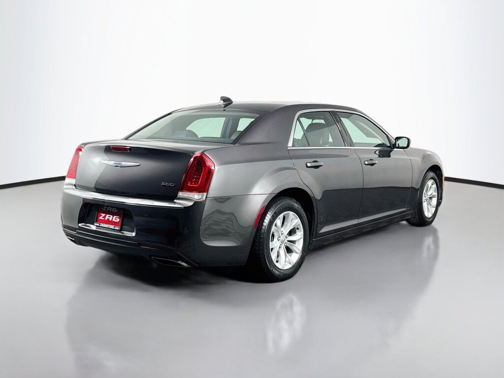 Used 2015 Chrysler 300 Limited RWD image 5