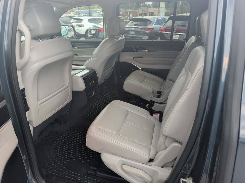 Used 2023 Jeep Wagoneer Series III w/ Premium Group I AWD/4WD image 9