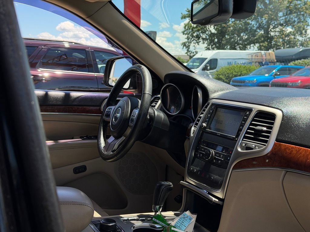 Used 2011 Jeep Grand Cherokee Limited w/ Luxury Group II AWD/4WD image 23