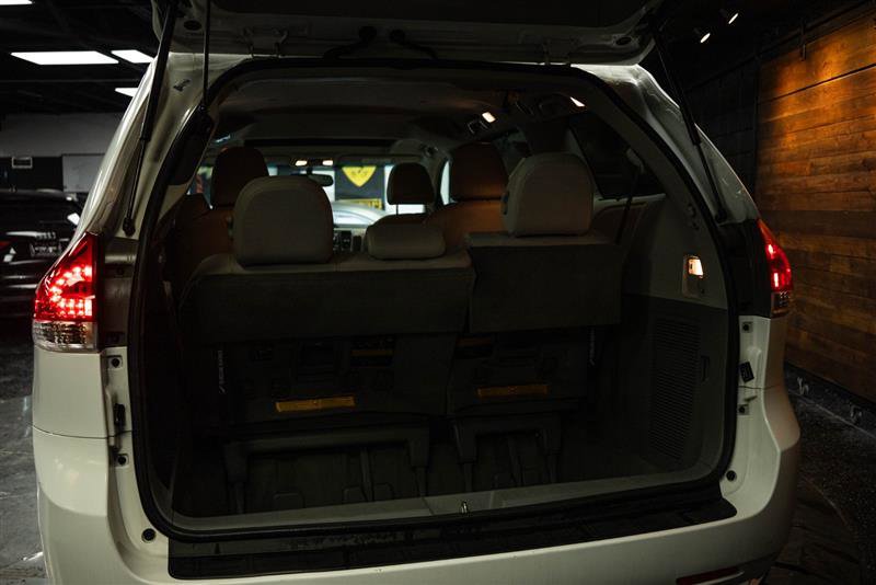 Used 2012 Toyota Sienna XLE image 7