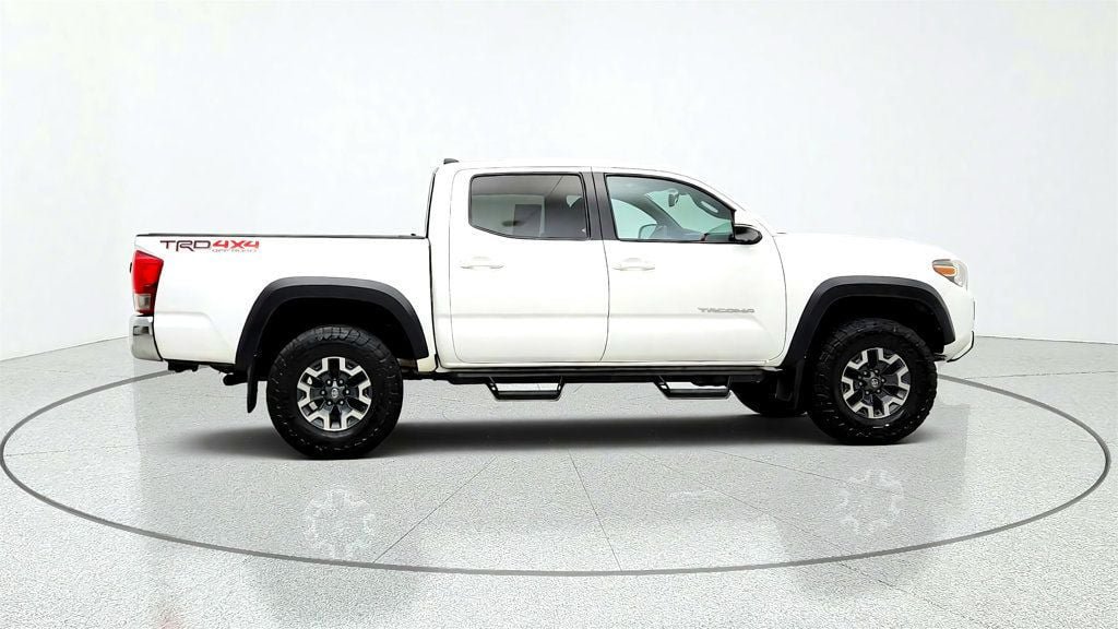Used 2017 Toyota Tacoma TRD Off-Road w/ Tow Package (A/T) AWD/4WD image 4