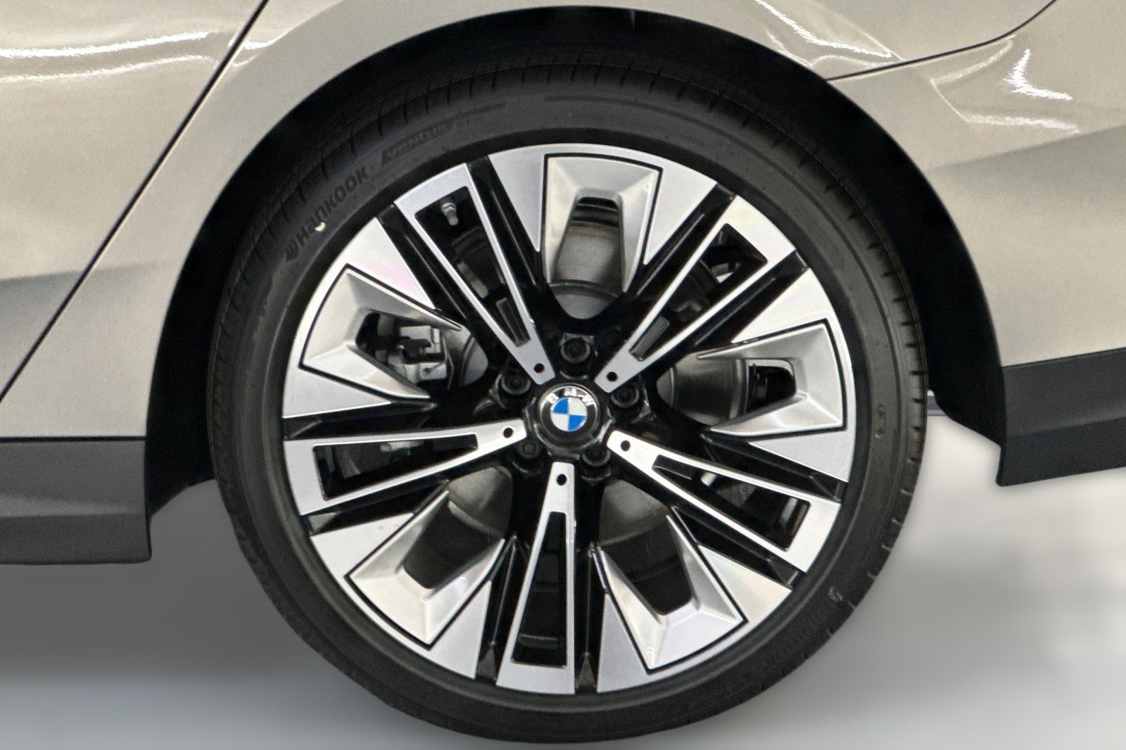 Used 2026 BMW 530i w/ Premium Package RWD image 11