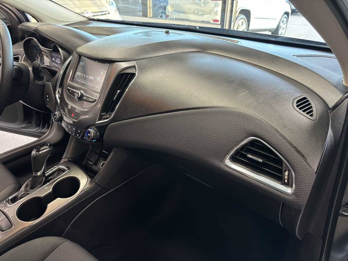 Used 2018 Chevrolet Cruze LT w/ Convenience Package image 15