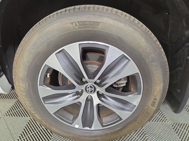 Used 2024 Toyota Highlander XLE AWD/4WD image 11