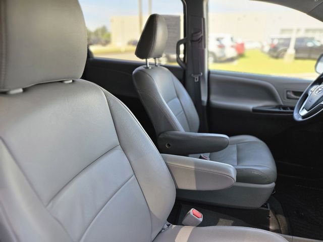 Used 2020 Toyota Sienna L image 14