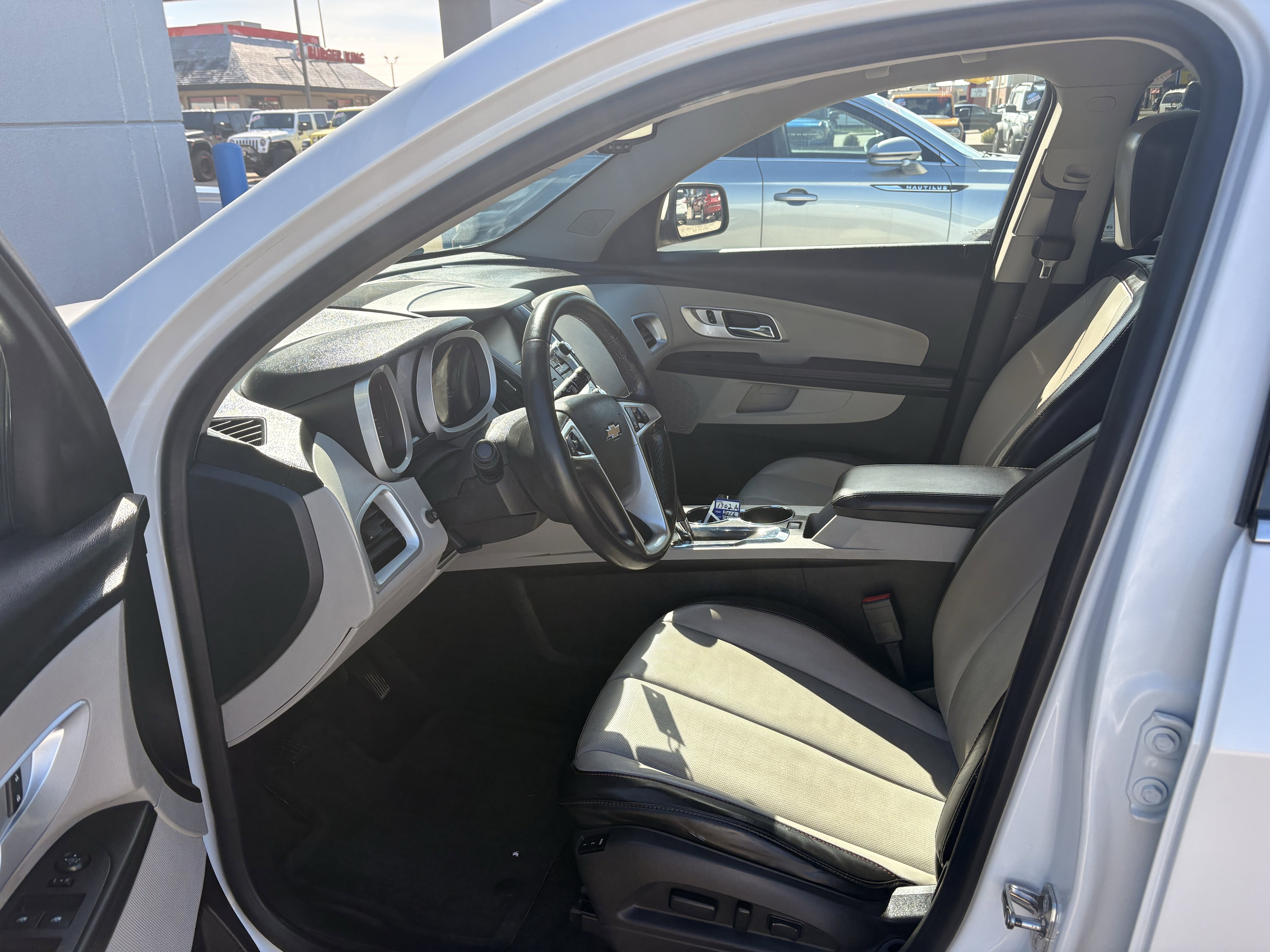 Used 2016 Chevrolet Equinox LTZ w/ Enhanced Convenience Package FWD image 9