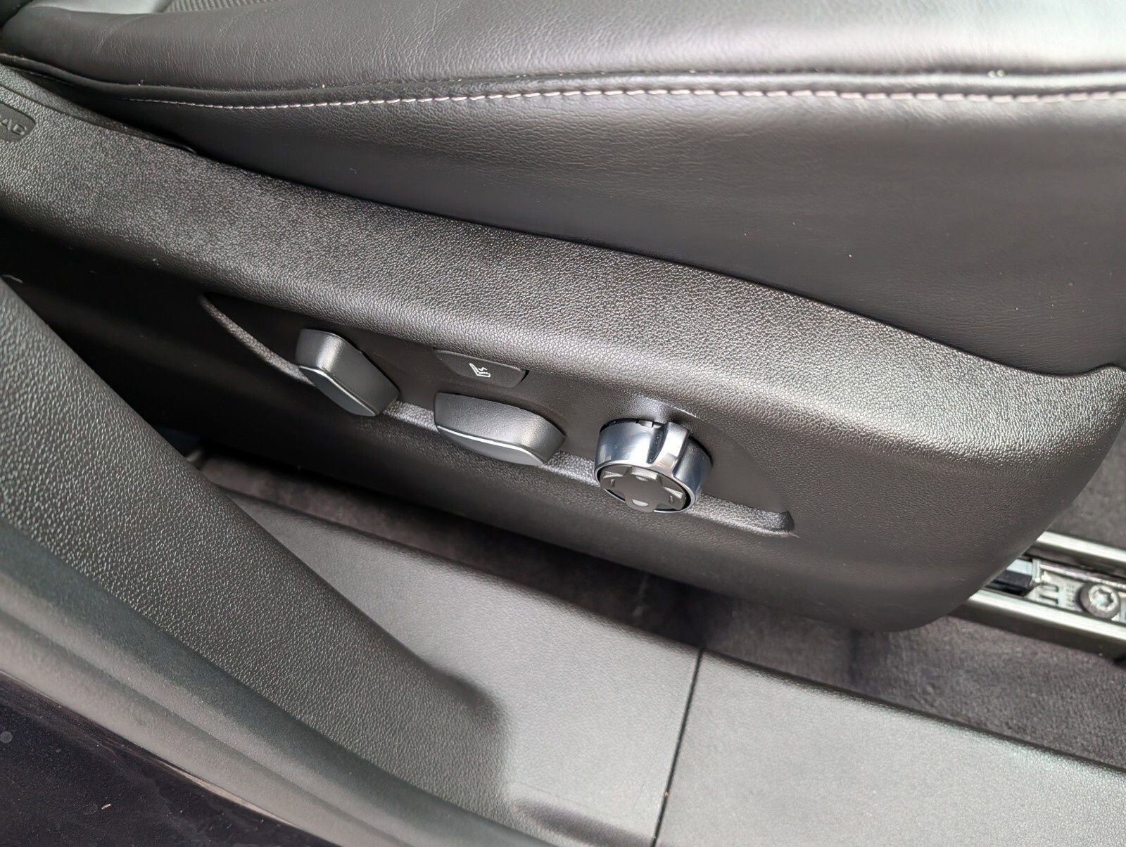 Certified 2023 Cadillac XT4 Premium Luxury w/ LPO, Onyx Lite Package image 32