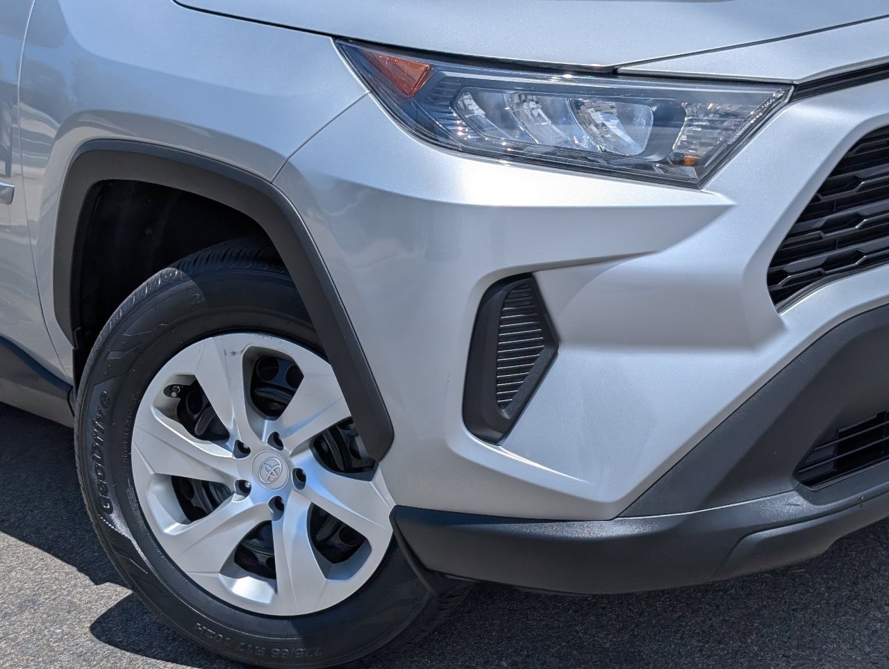Used 2021 Toyota RAV4 LE FWD image 10