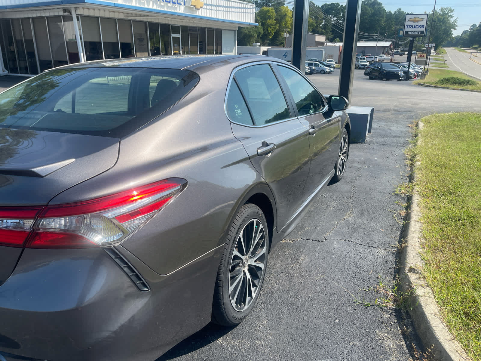 Used 2018 Toyota Camry SE w/ Convenience Package FWD image 6