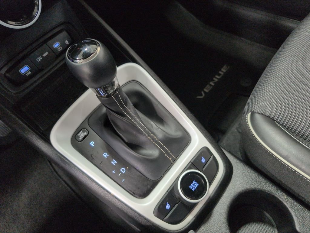 Used 2023 Hyundai Venue Limited image 25