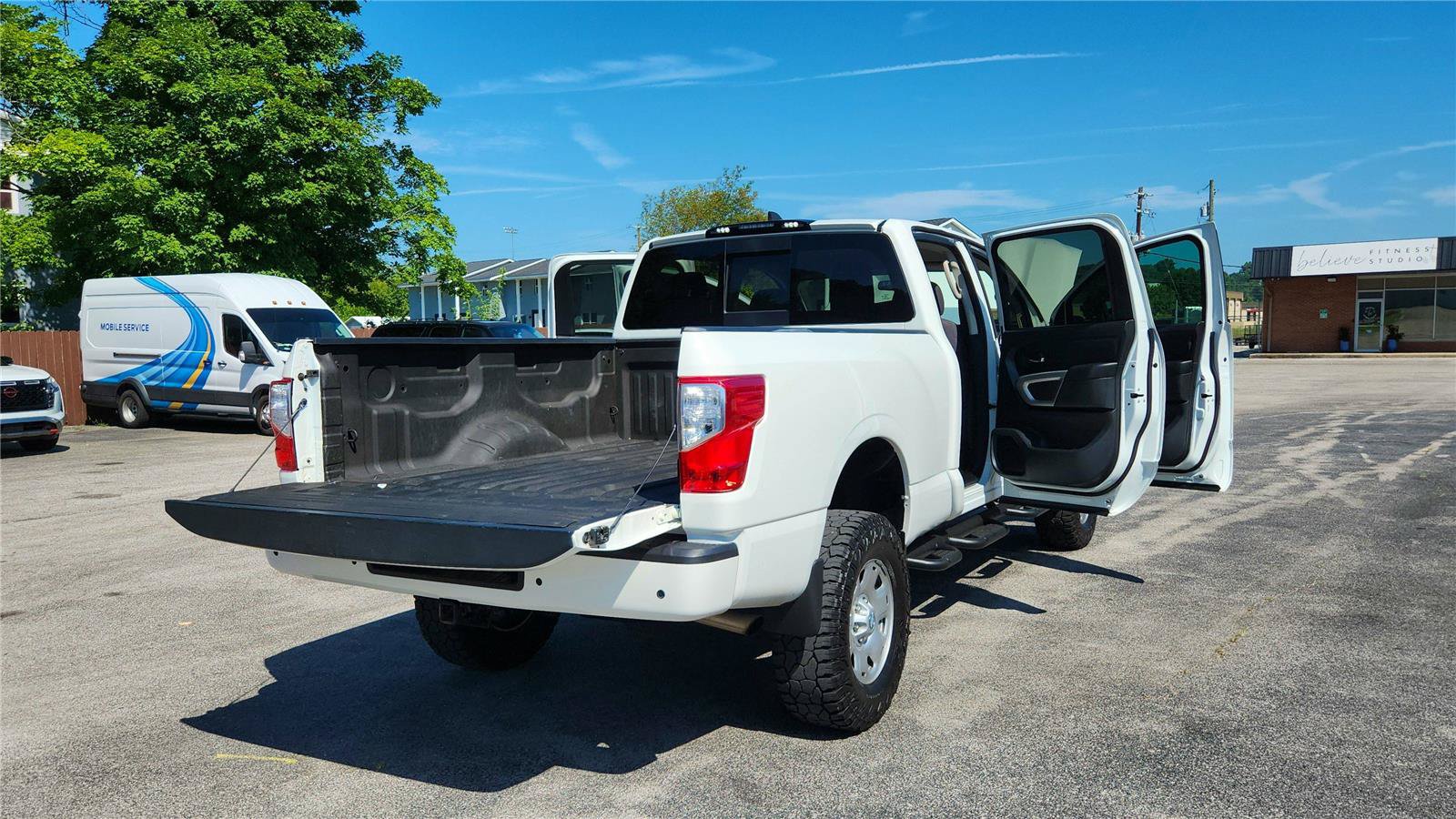 Used 2022 Nissan Titan SV AWD/4WD image 6