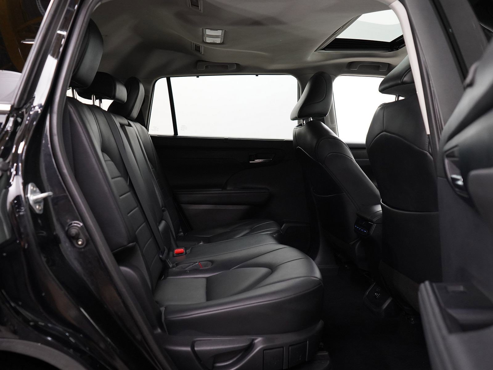 Used 2021 Toyota Highlander XLE image 11