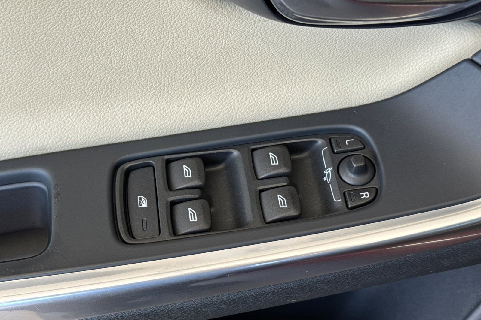 Used 2015 Volvo V60 T5 Premier w/ Convenience Package image 13