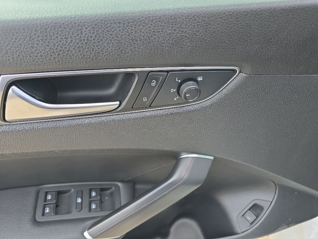 Used 2018 Volkswagen Passat 3.6 FWD image 6