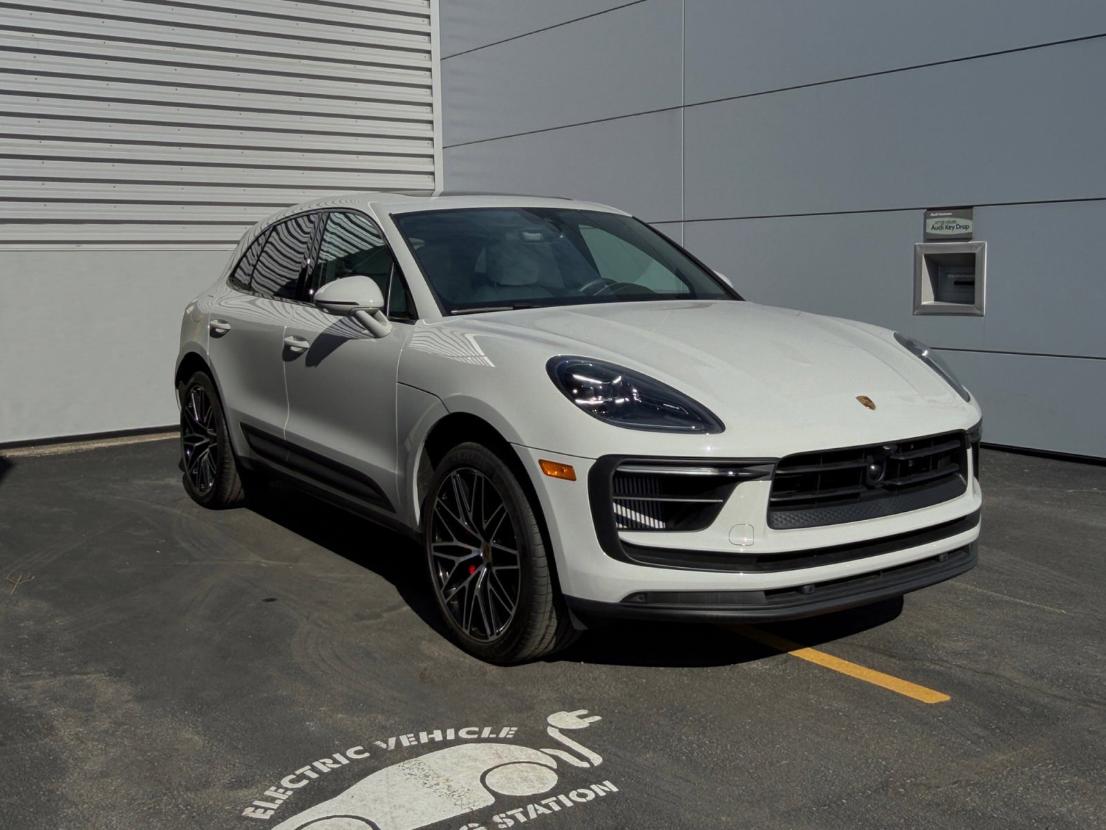 Certified 2025 Porsche Macan S AWD/4WD image 7