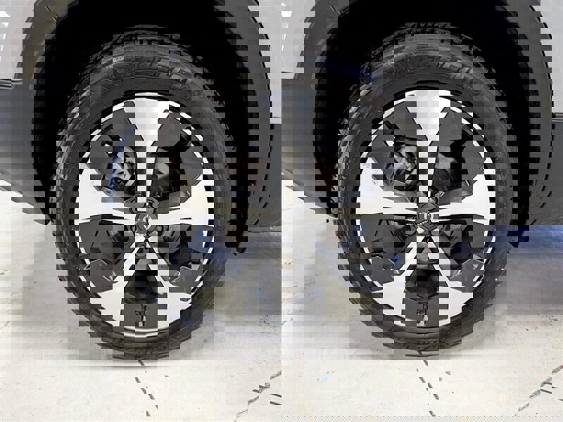 Used 2024 Volvo XC40 B5 Core image 13