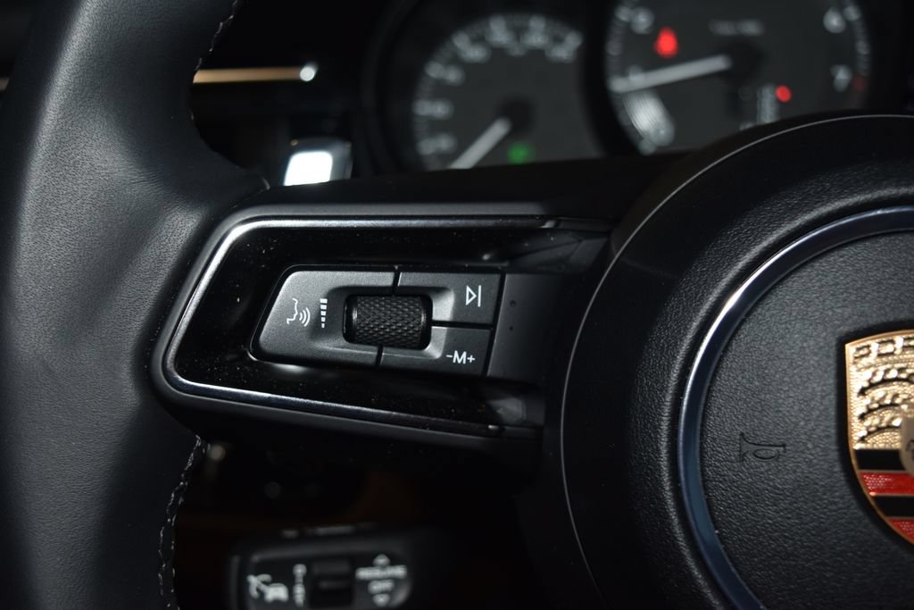 Certified 2025 Porsche Macan AWD/4WD image 10