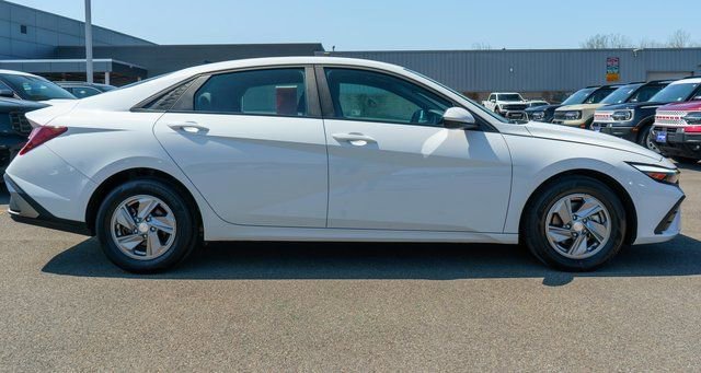 Used 2024 Hyundai Elantra SE FWD image 5
