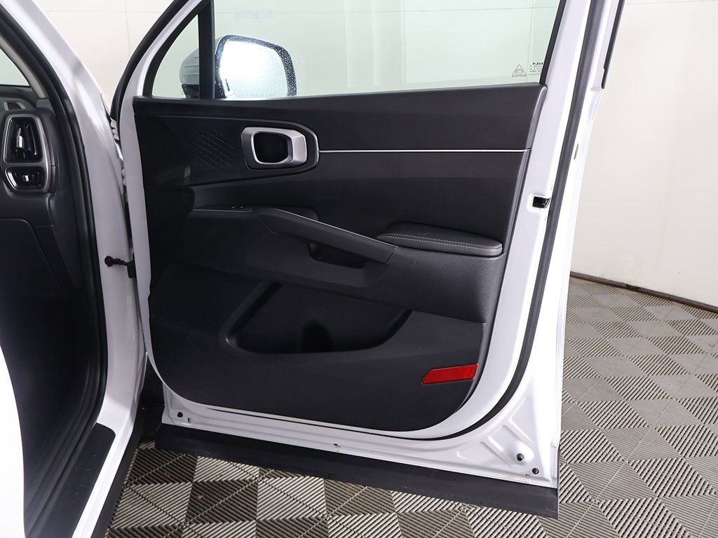 Used 2023 Kia Sorento LX image 21