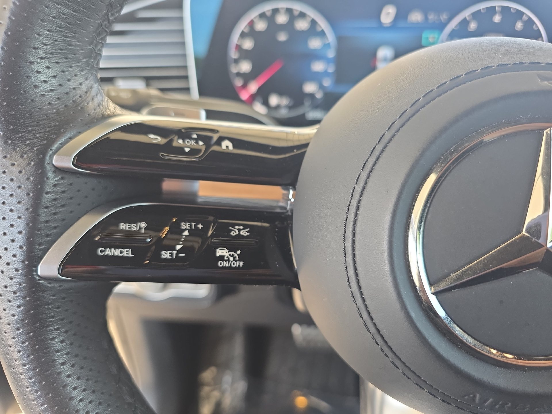 Used 2025 Mercedes-Benz GLS 580 4MATIC image 17