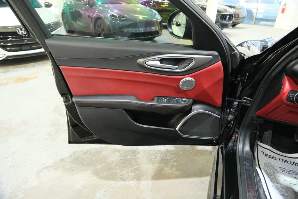 Used 2018 Alfa Romeo Giulia Ti w/ Nero Edizione RWD image 17