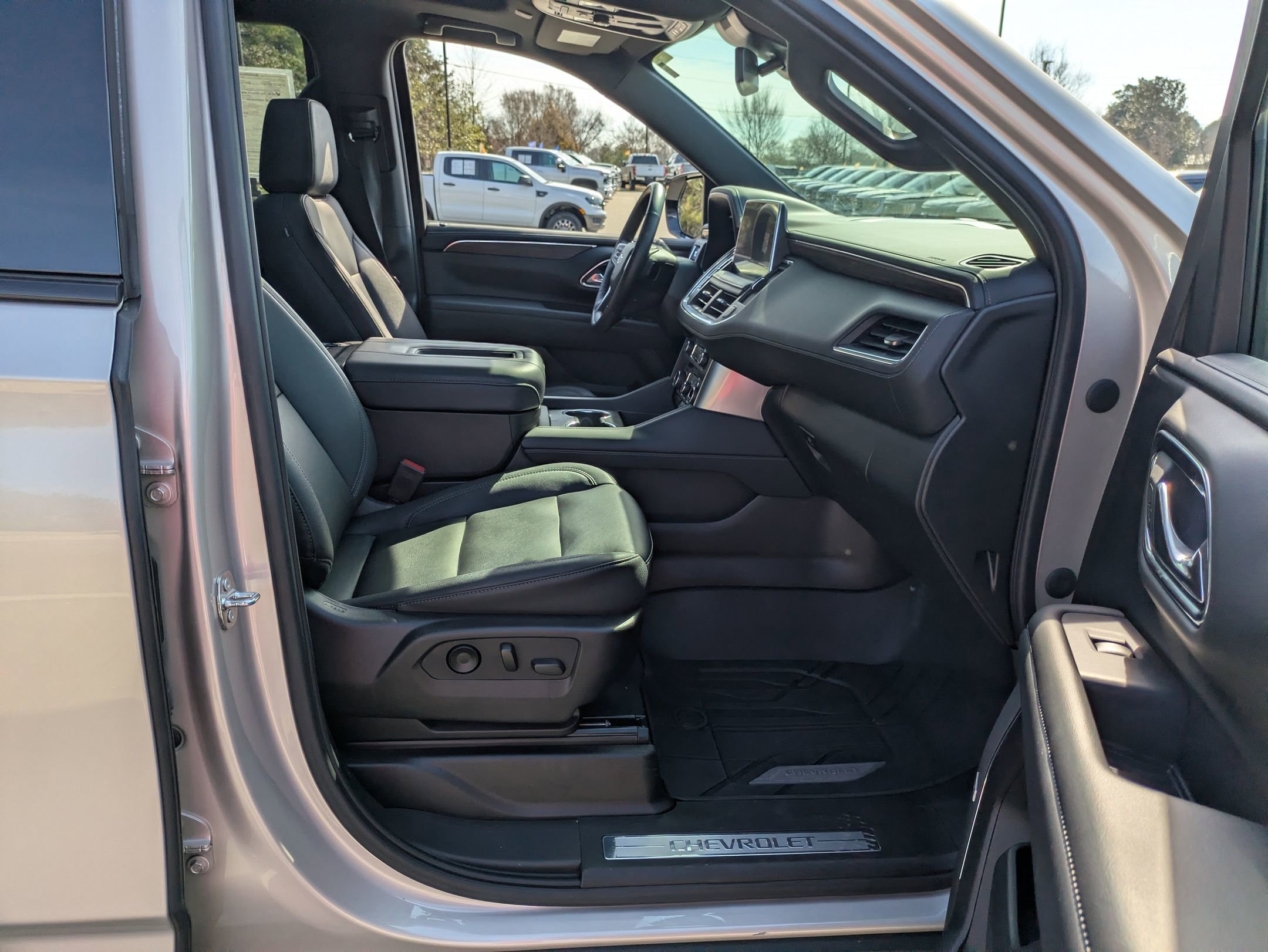 Used 2023 Chevrolet Tahoe Z71 w/ Luxury Package AWD/4WD image 38