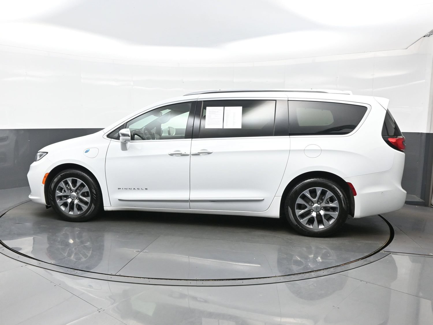 Used 2022 Chrysler Pacifica Pinnacle FWD image 3