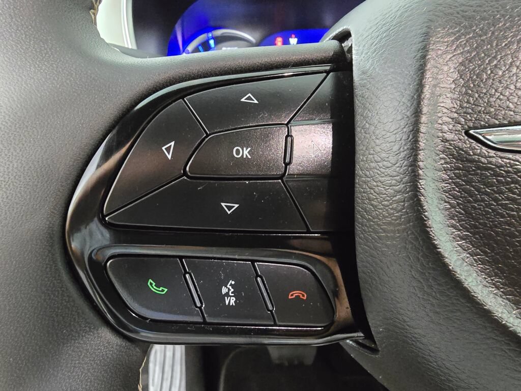 Used 2023 Chrysler Pacifica Limited w/ Uconnect Theater Family Group FWD image 25