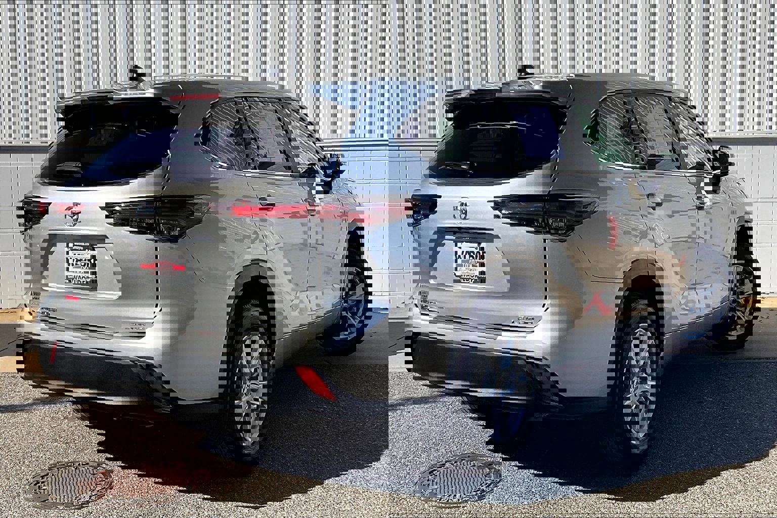 Used 2024 Toyota Highlander LE image 17