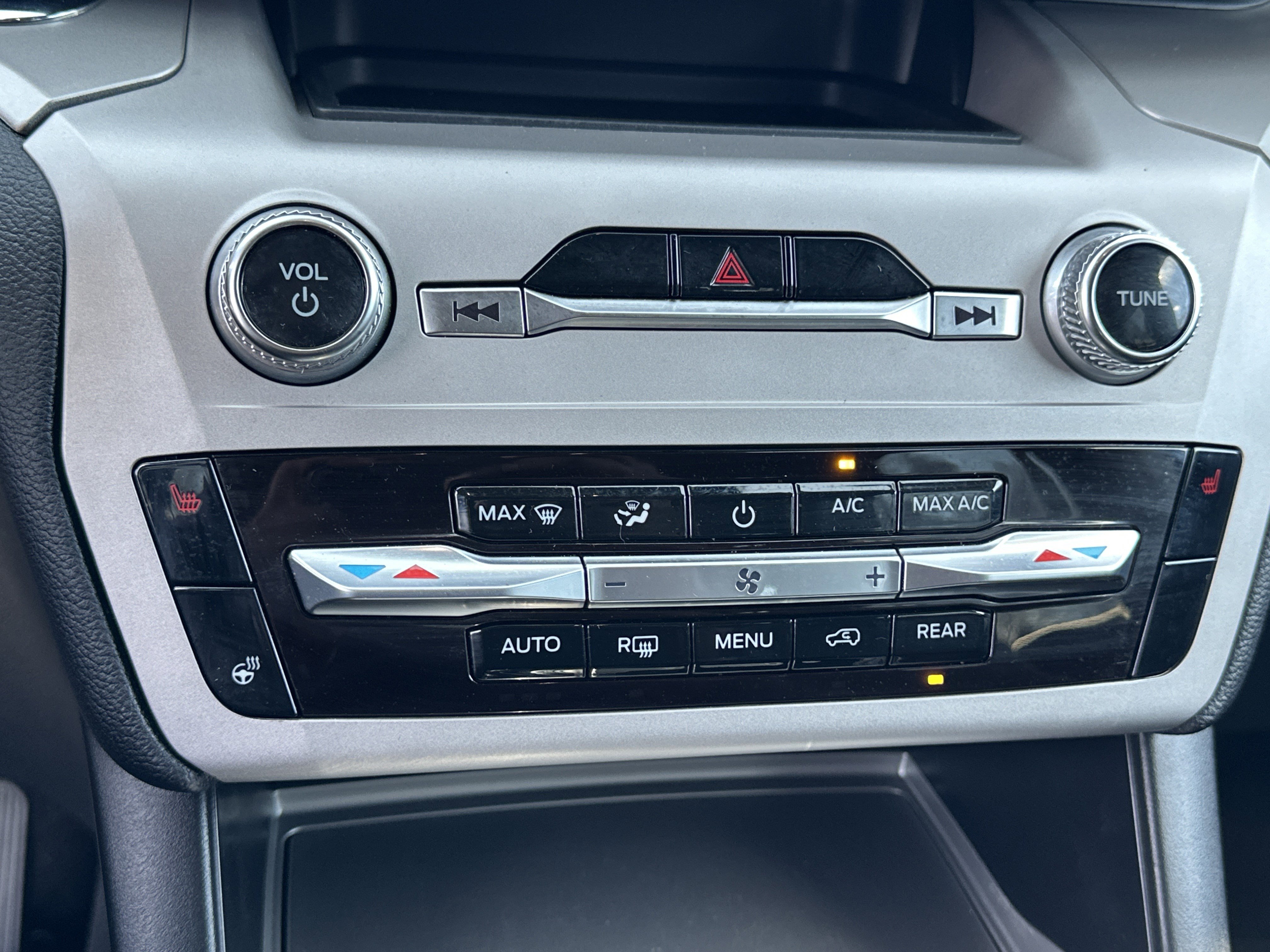 Used 2024 Ford Explorer XLT w/ Equipment Group 202A image 9