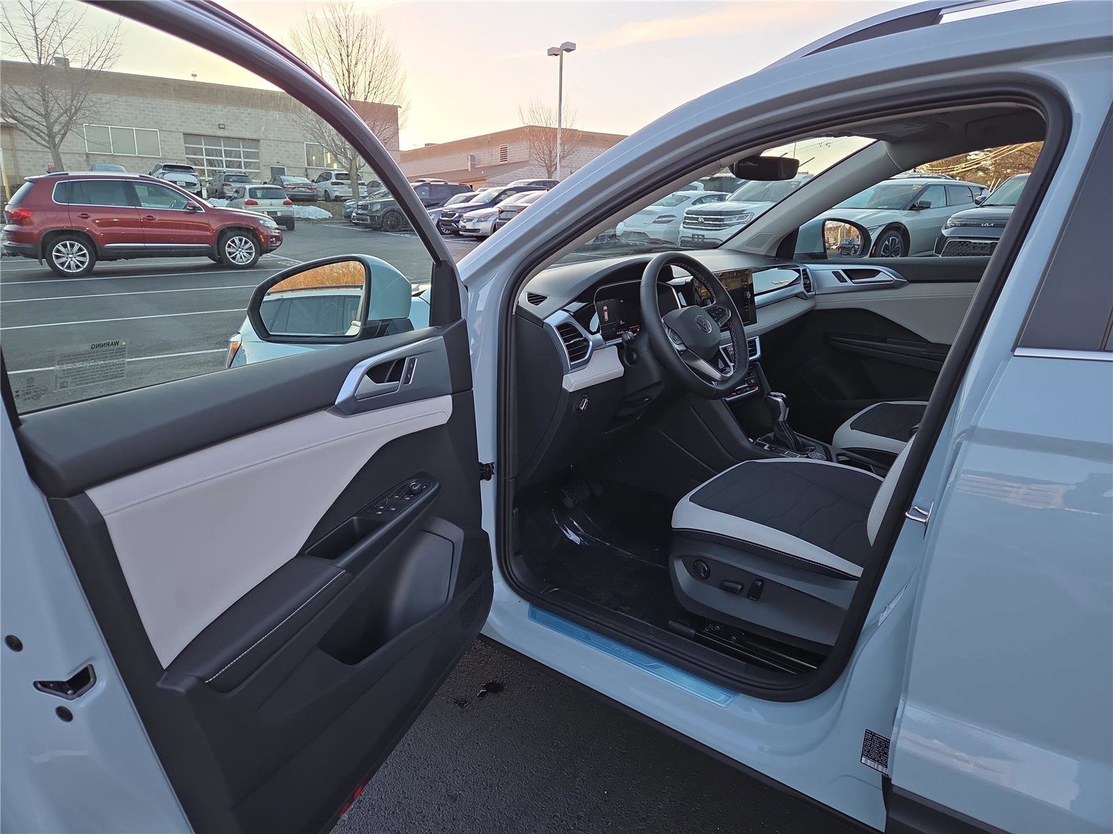 New 2026 Volkswagen Taos SE image 11