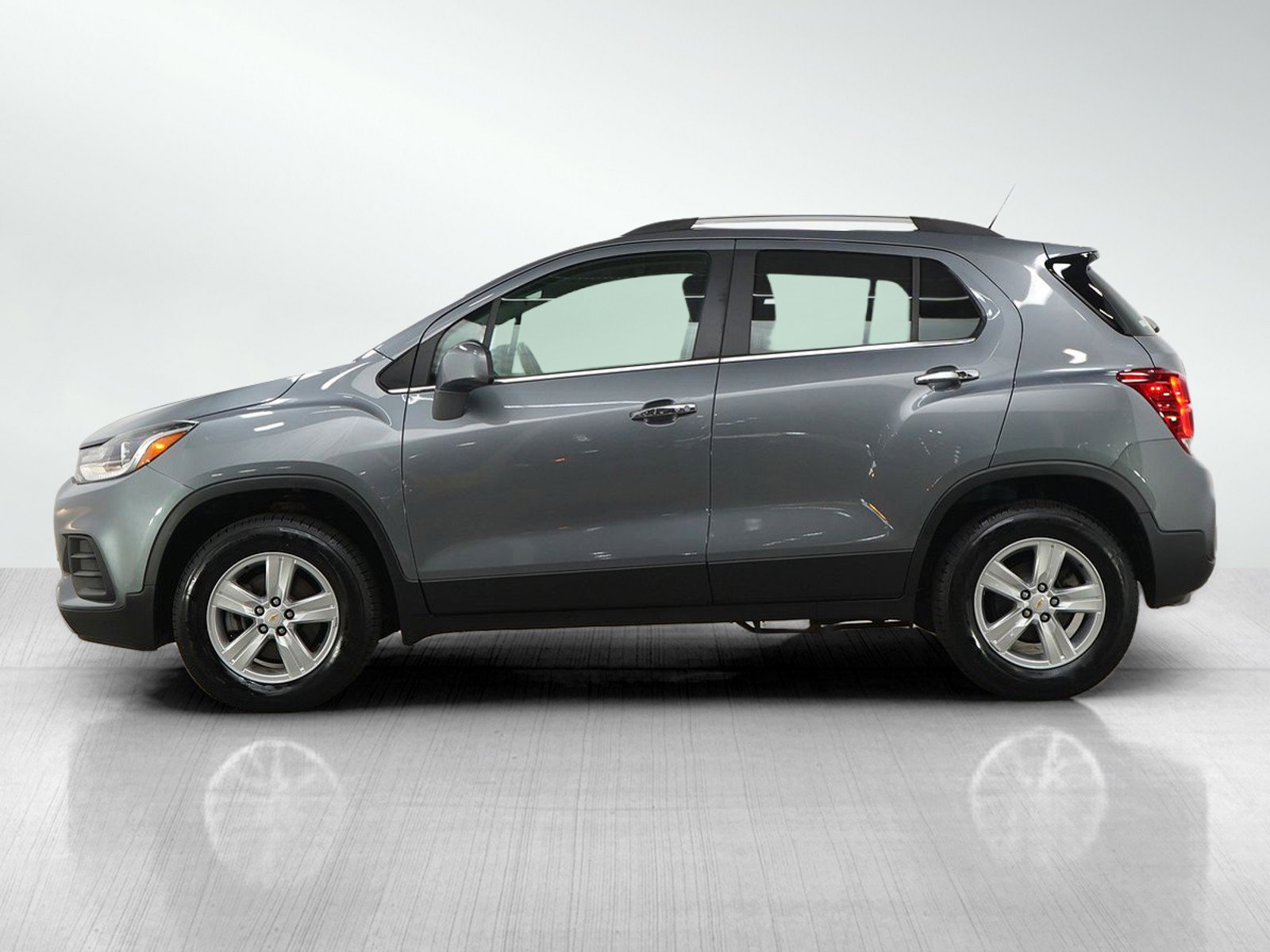 Used 2019 Chevrolet Trax LT w/ LT Convenience Package AWD/4WD image 2