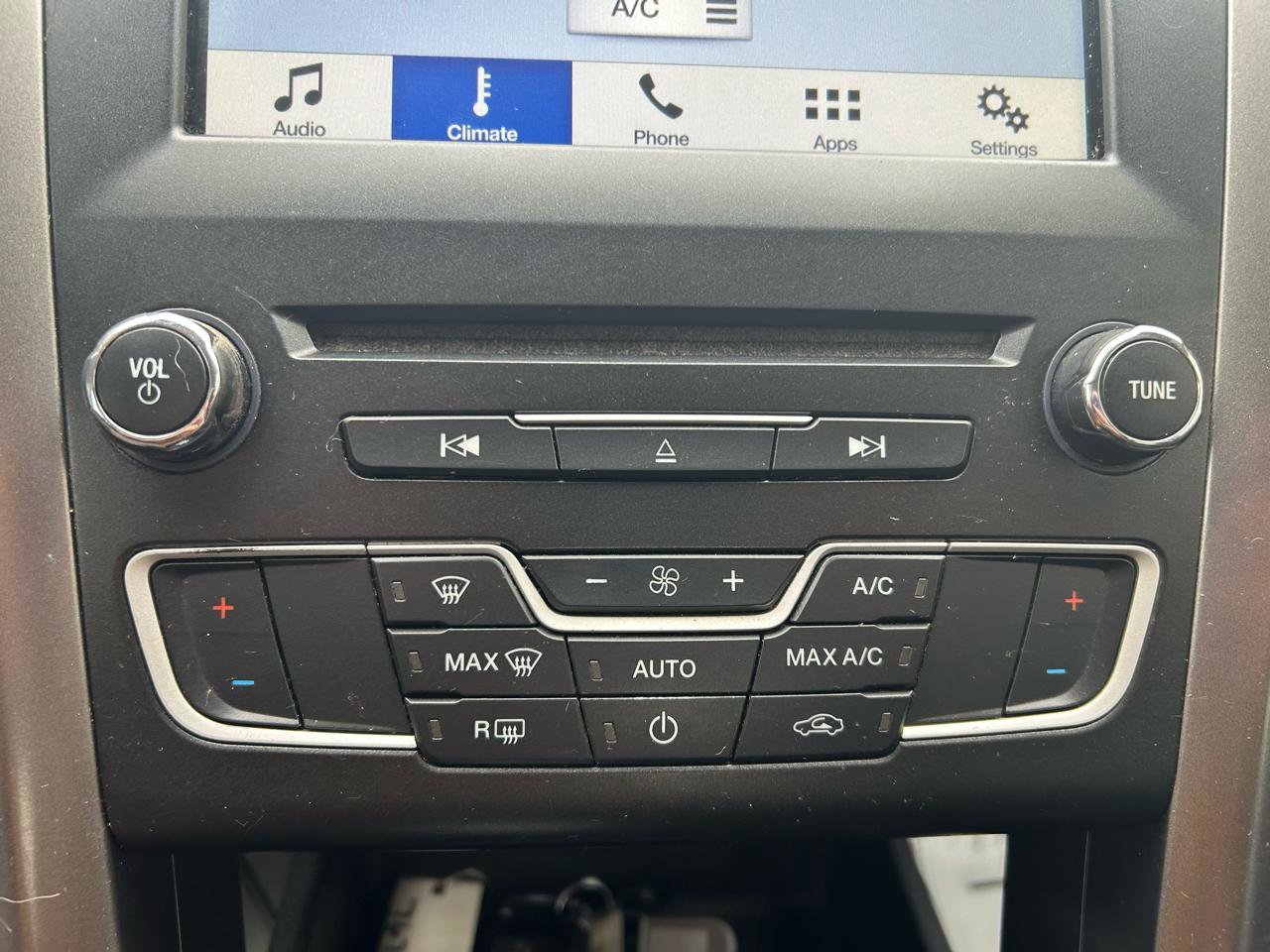 Used 2017 Ford Fusion SE w/ Fusion SE Technology Package FWD image 26