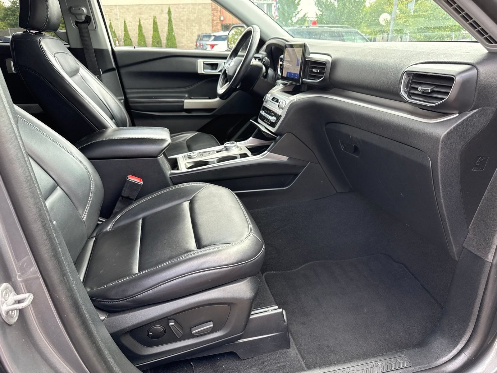 Used 2021 Ford Explorer XLT w/ Equipment Group 202A AWD/4WD image 4