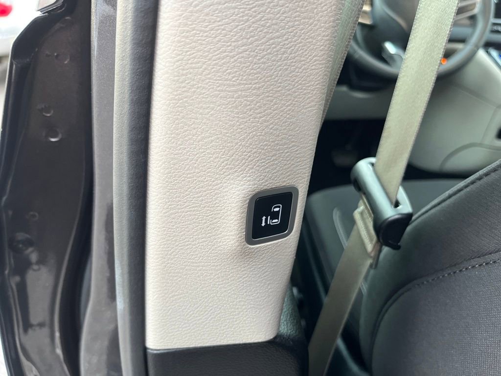 Used 2023 Chrysler Voyager LX image 31