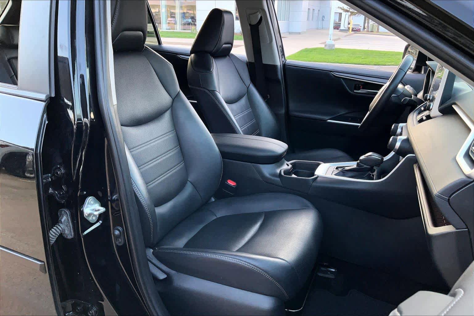Used 2019 Toyota RAV4 Limited w/ Cold Weather Package FWD image 8