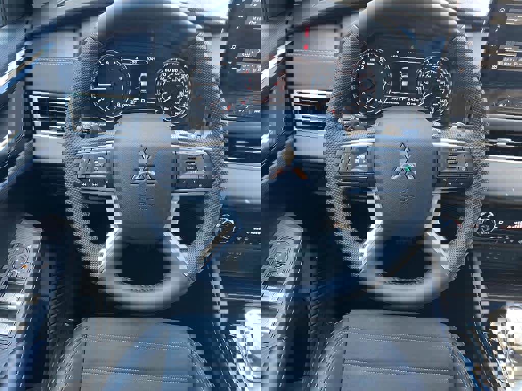 New 2025 Mitsubishi Outlander SE image 5