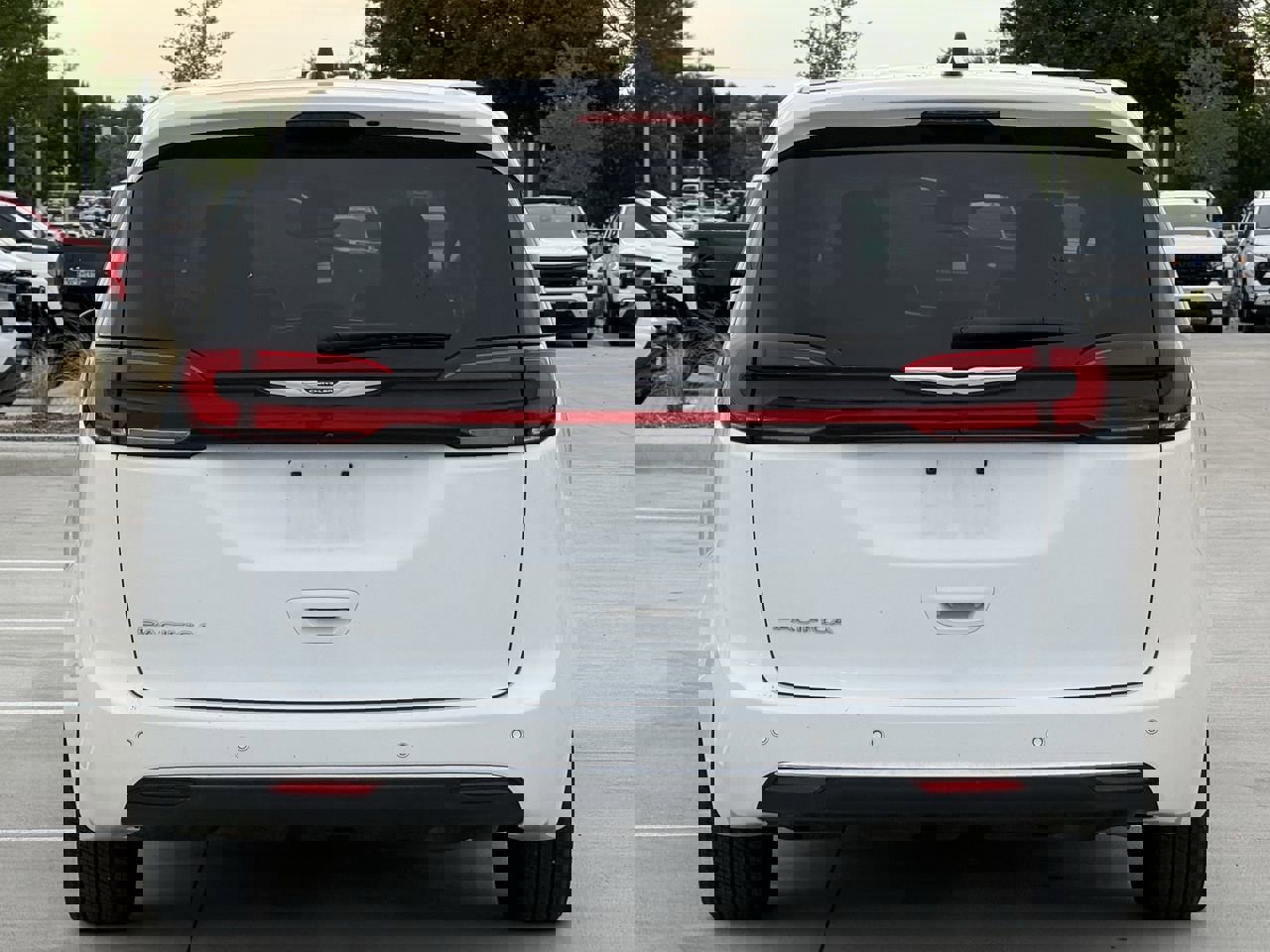 Used 2023 Chrysler Pacifica Touring-L FWD image 5