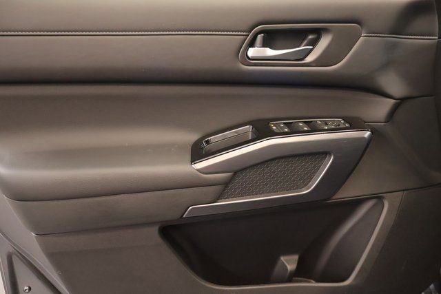 New 2025 Nissan Pathfinder SL w/ Black Appearance Package image 9