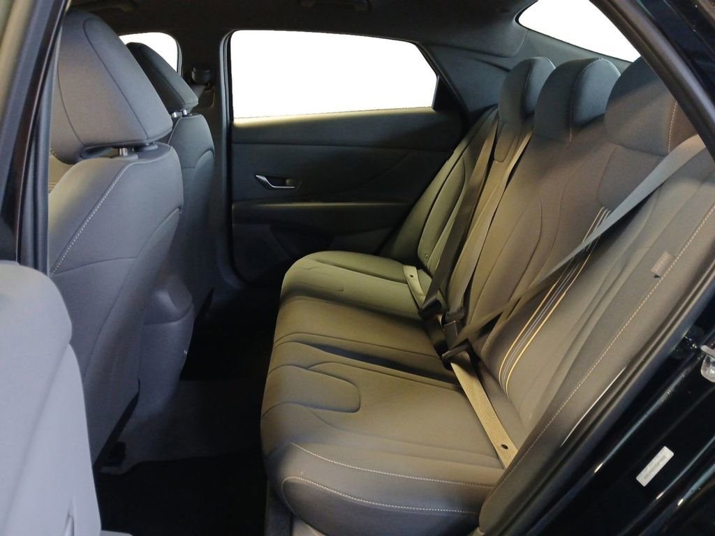 Certified 2025 Hyundai Elantra Sport FWD image 13