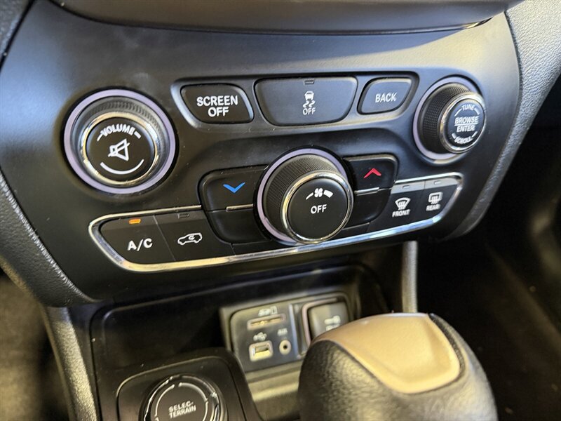 Used 2016 Jeep Cherokee Latitude w/ Safety/Convenience Group AWD/4WD image 22