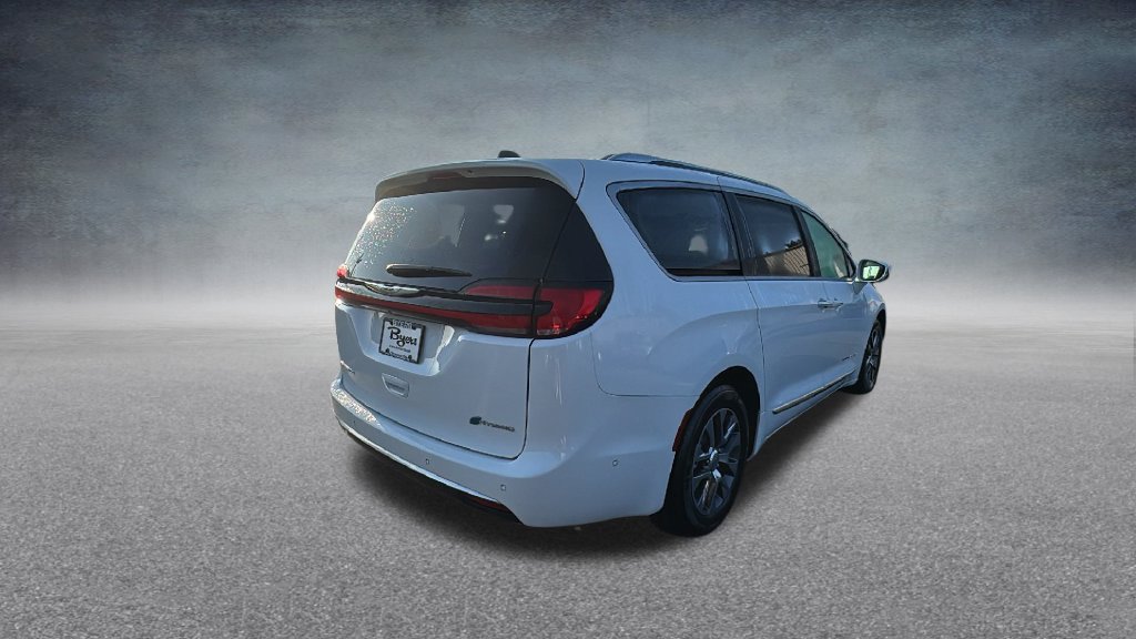 Used 2024 Chrysler Pacifica Pinnacle FWD image 34