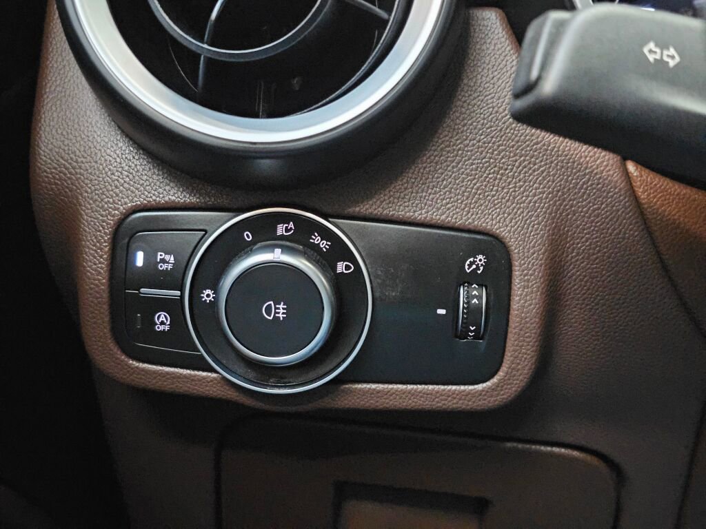 Used 2021 Alfa Romeo Stelvio Sprint w/ Nero Edizione image 32