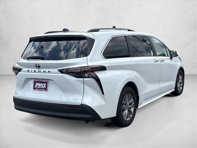 Used 2026 Toyota Sienna XLE FWD image 5