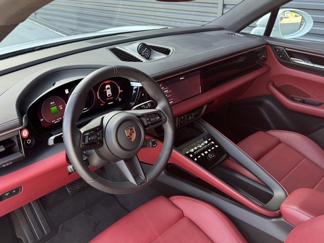 Certified 2025 Porsche Macan Electric image 4