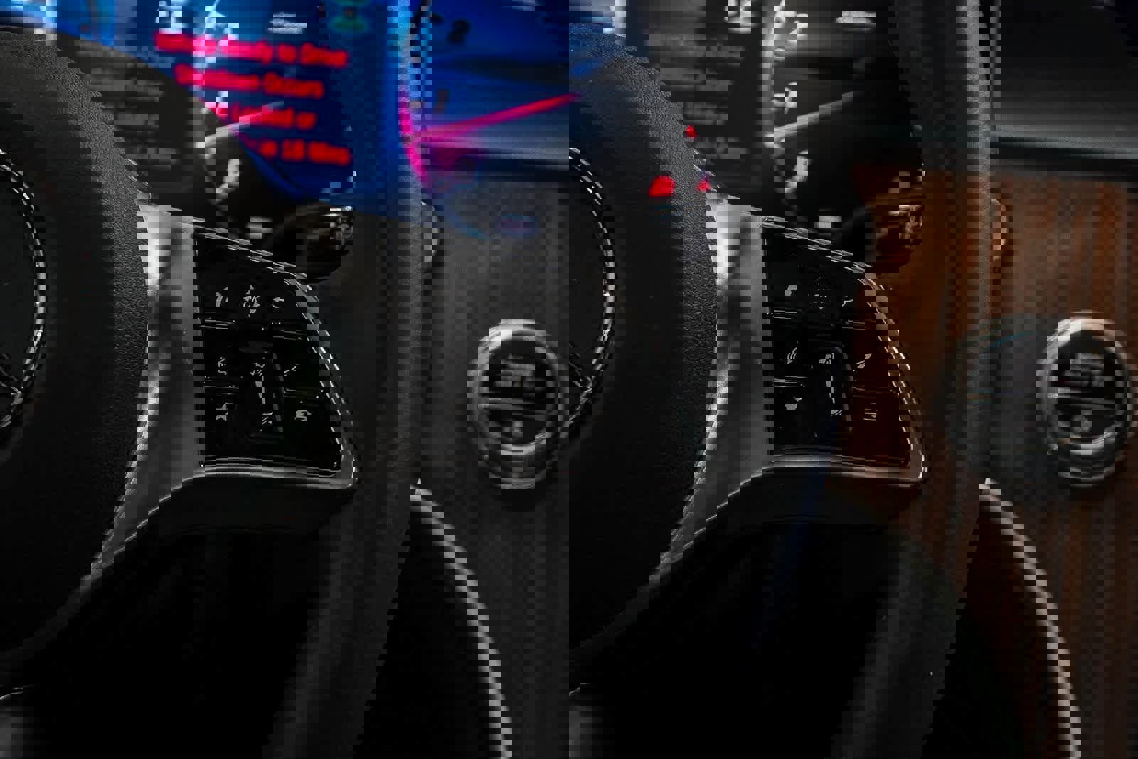 Used 2025 Mercedes-Benz GLC 300 4MATIC image 17