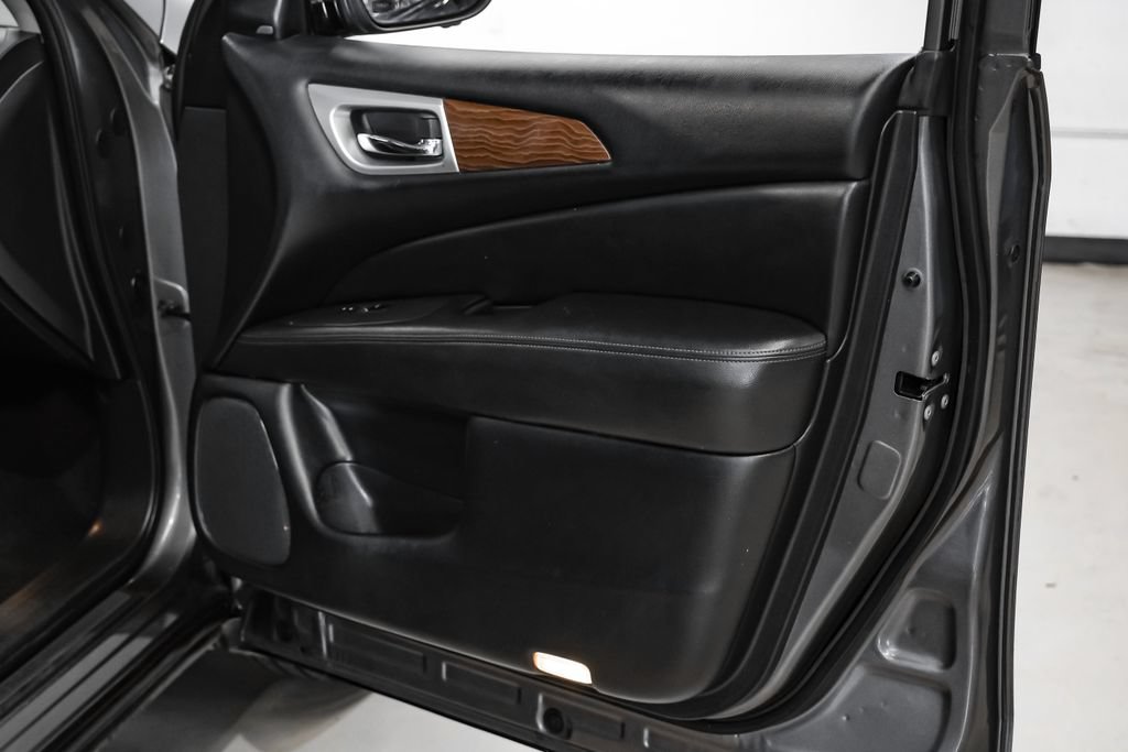 Used 2020 Nissan Pathfinder Platinum FWD image 49