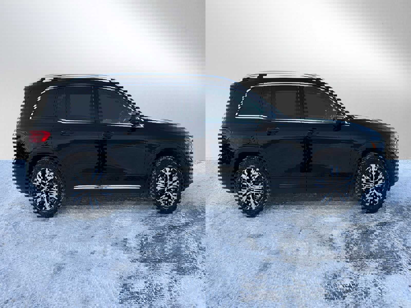 Used 2026 Mercedes-Benz GLB 250 4MATIC image 2