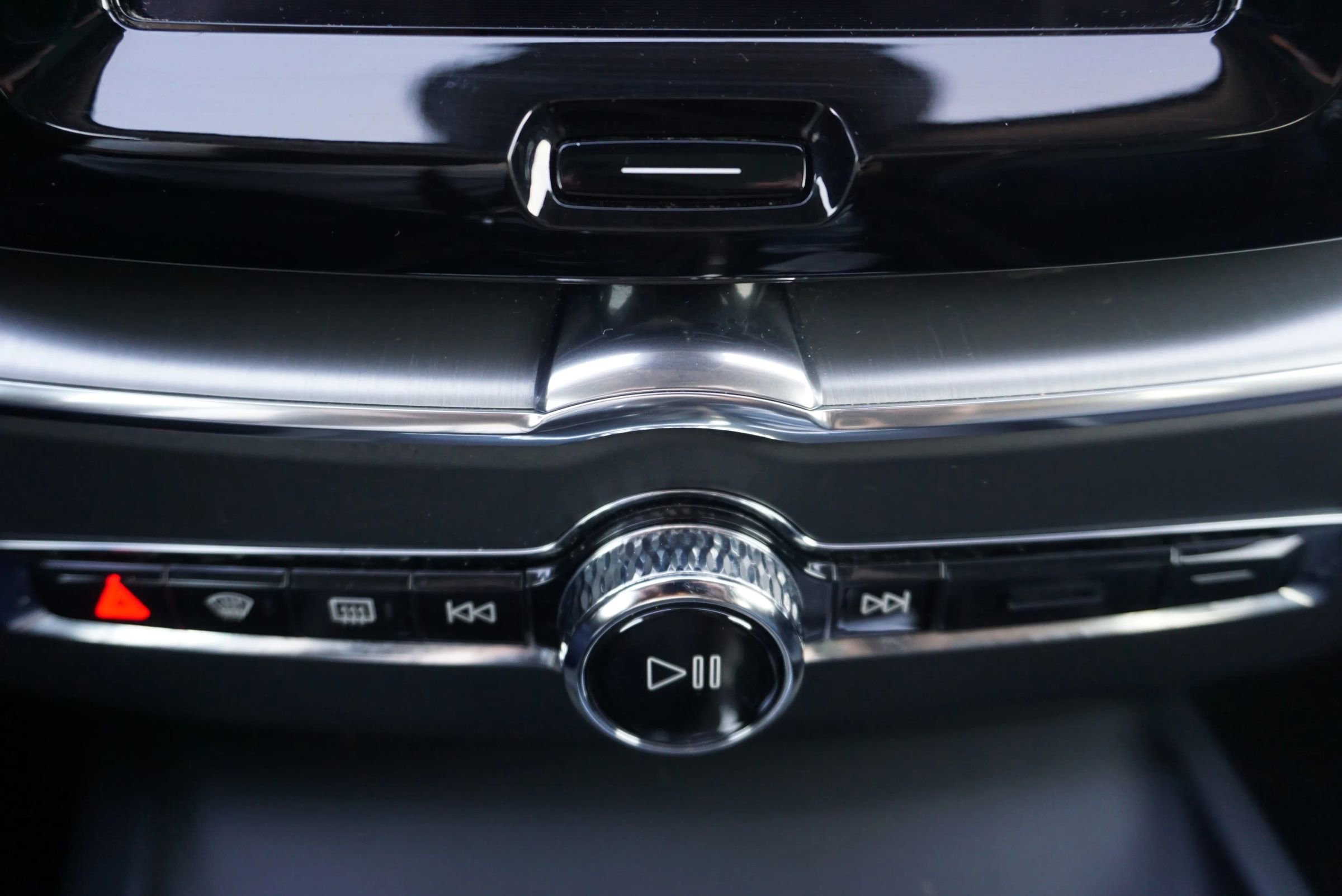 Used 2019 Volvo XC60 T5 Momentum w/ Multimedia Package image 27