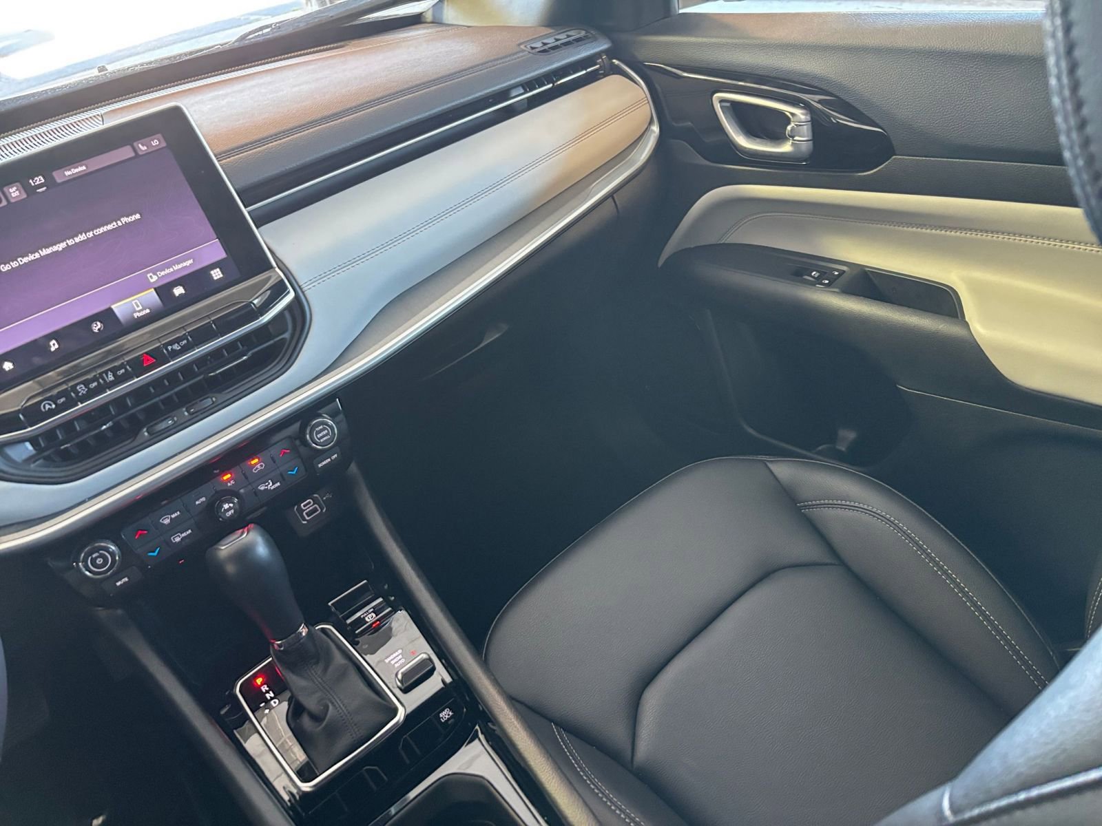 Used 2025 Jeep Compass Limited image 35